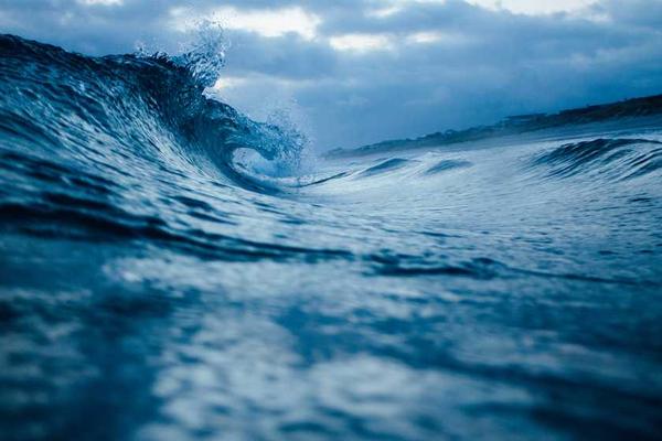 展示新教师克服挑战主题的创意插图